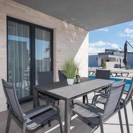 Exclusive And Villa Vir