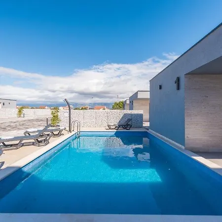 Exclusive And Villa Vir