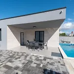 Exclusive And Villa Vir
